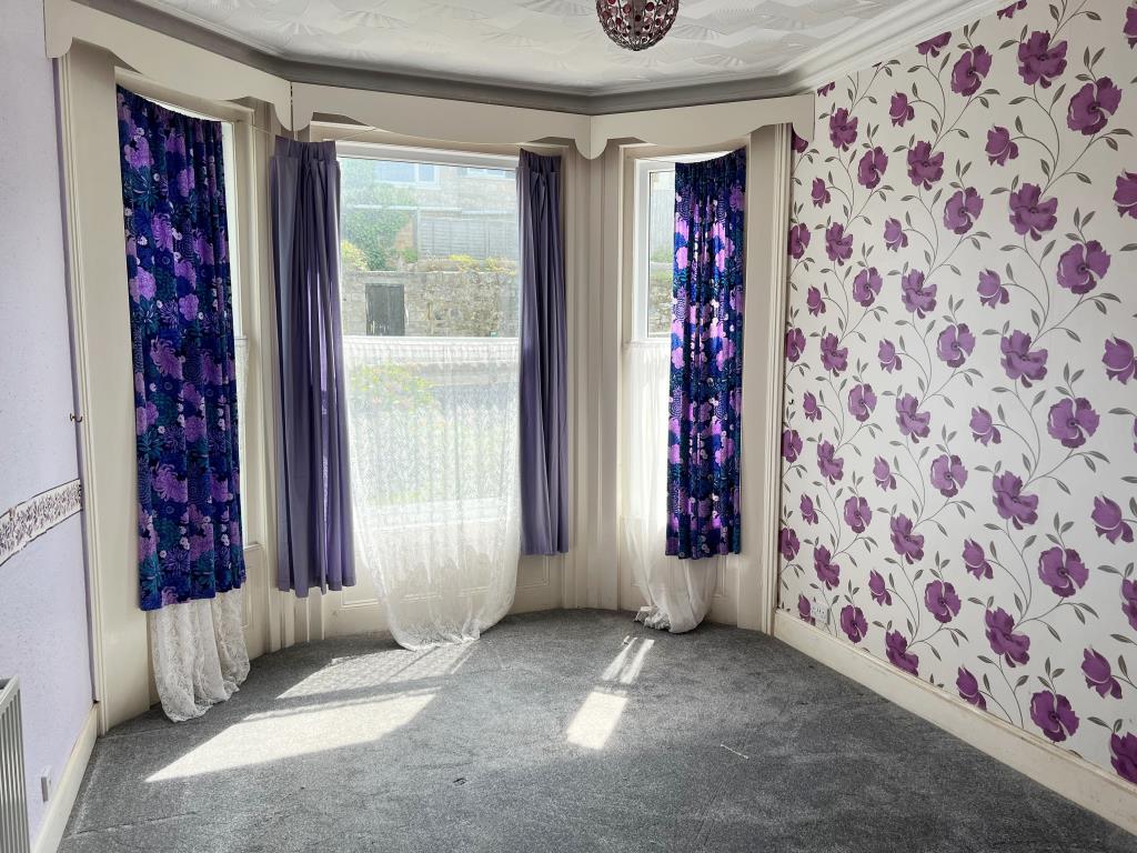 Lot: 100 - GROUND FLOOR GARDEN FLAT WITH PARKING FOR IMPROVEMENT - The bedroom in the flat